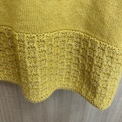 からし色　トップスの画像