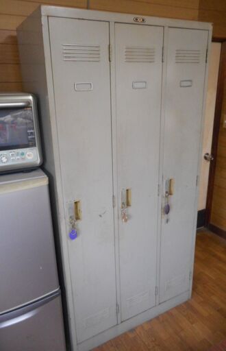 3人用スチールロッカーx 2つ　更衣ロッカー　引き取り限定