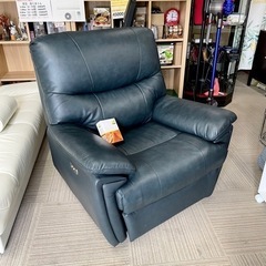 【超美品‼️】定価82,280円♪ IDC大塚家具×ヤマダ電機 1人用電動リクライニングソファ 本革製ネイビー♪