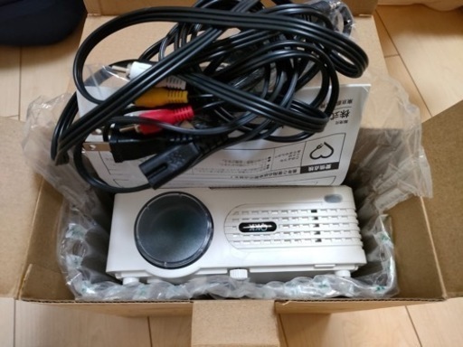 (買い手が決まり取引中)プロジェクターとスクリーン(projector)