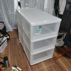 キャスター付き3段チェストの画像