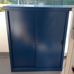 【ほぼ新品】スチール製屋外用物置：幅92.7cm、奥行き50cm...