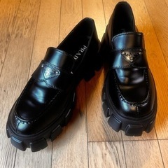 PRADA(プラダ)モノリス ブラッシュドレザー ローファー』