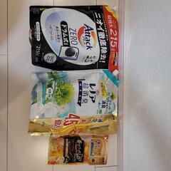 大容量の洗濯洗剤と柔軟剤(おまけ付き)