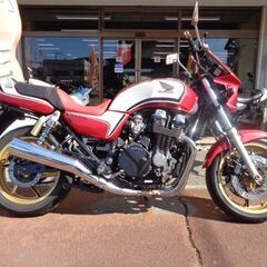 NO.4490　ＣＢ７５０　ＲＣ４２　空冷４サイクルＤＯＨＣ１６バルブ４気筒７５０ｃｃ　ビキニカウル付き　レッド＆ホワイト　☆彡の画像