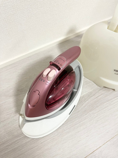 TOSHIBA 東芝　コードレススチームアイロン