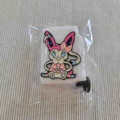 海外製 Pokémon ニンフィア ピンバッチ