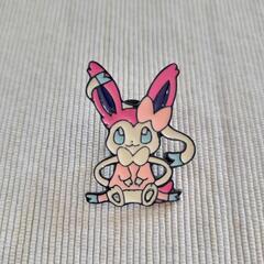 海外製 Pokémon ニンフィア ピンバッチの画像