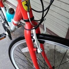 Ferrari クロスバイク 21段変速 クロスバイク FERRARI 21段変速 700 アルミ レッド+ホワイト 配送無料