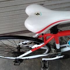 クロスバイク FERRARI 21段変速 700 アルミ レッド+ホワイト 配送無料