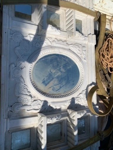 総大理石(おそらく天然)の壁掛け洗面鏡