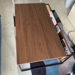 テーブル、ソファー、照明器具