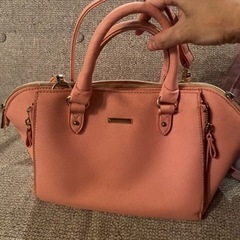 落ち着いたピンクのバッグ