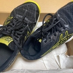 asics 黒×イエロー 運動靴 22cm