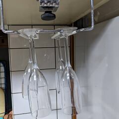 キッチンの吊り戸棚や食器棚に取り付けるワイングラスハンガーとグラス  ですの画像