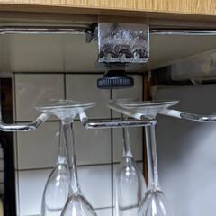 キッチンの吊り戸棚や食器棚に取り付けるワイングラスハンガーとグラス  ですの画像