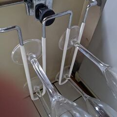 キッチンの吊り戸棚や食器棚に取り付けるワイングラスハンガーとグラス  ですの画像