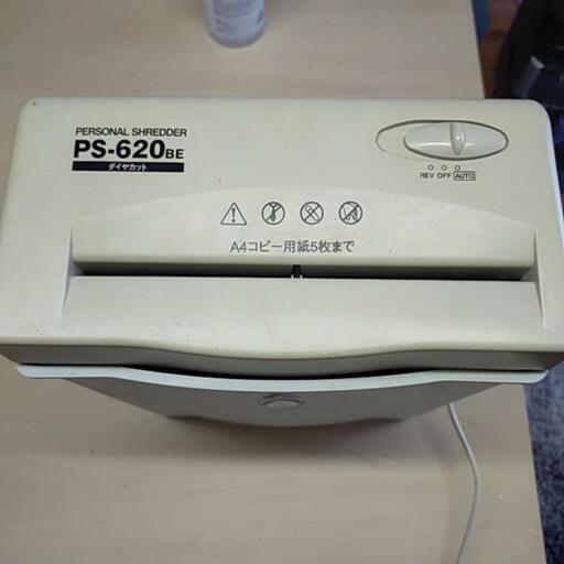電動シュレッターとワイヤレスネックスピーカー、掃除機