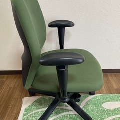 オカムラ　ビラージユ　オフィスチェア（グリーン）の画像