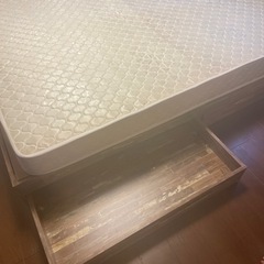 レトロなダブルベッドの画像