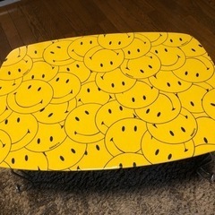 値下げです❗️スマイリー柄　折りたたみテーブル　