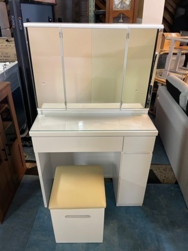 【美品】ドレッサー 三面鏡 コンセント/スツール付き ホワイト ニトリ製 引出し付 鏡台 化粧台
