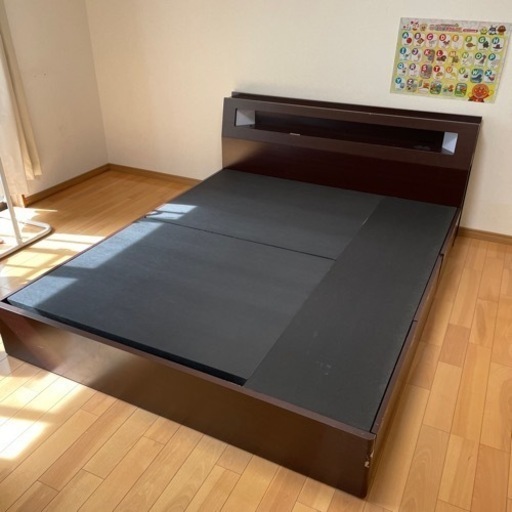 クイーンサイズ　ベット　3つ引き出し付き