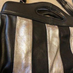 【お取引先決まりました　あげます】革のショルダーバッグ　黒とシルバー　収納たくさんの画像