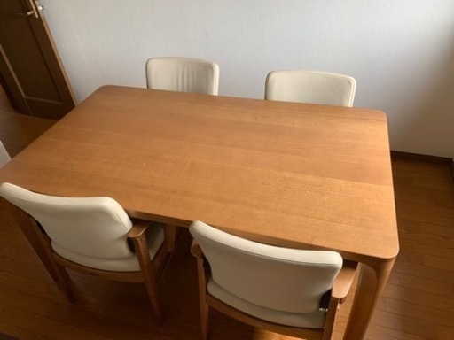カリモク　ダイニングテーブルと椅子