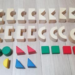 子供たちの創造的で考えながら遊べる木製のつみきです