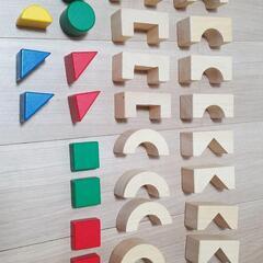 子供たちの創造的で考えながら遊べる木製のつみきですの画像