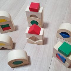 子供たちの創造的で考えながら遊べる木製のつみきですの画像