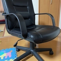 キャスター付きパソコン用チェアの画像