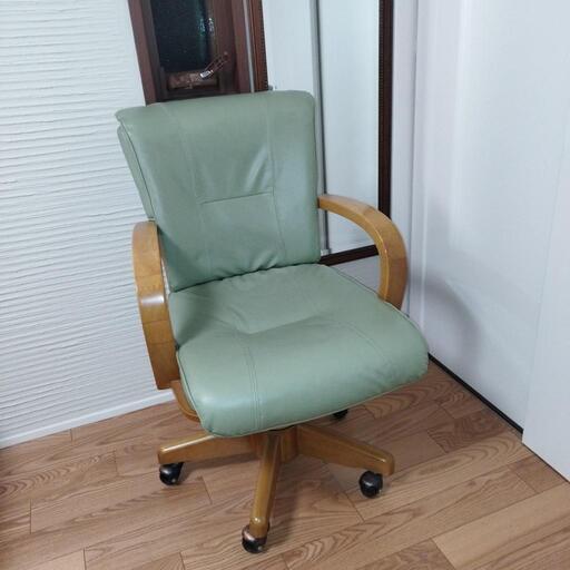 ひじ置き付きのゆったり座れるダイニングチェアが３脚です。