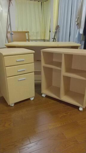 引き出し可能キャスター付きデスク