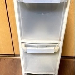 キッチンストッカー　中段取手割れあり