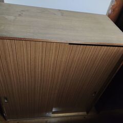 収納扉付き棚の画像