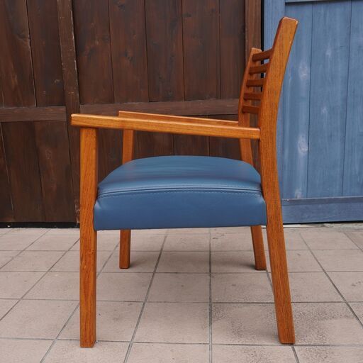 BC工房のチーク無垢材と本革を使用したアームチェアーです。シンプルで