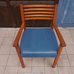 BC工房のチーク無垢材と本革を使用したアームチェアーです。シンプル