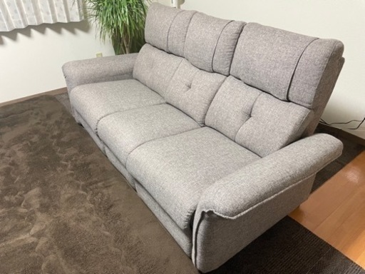 【配送〜設置可】3人用電動布張りテーブル付きリクライニングソファ