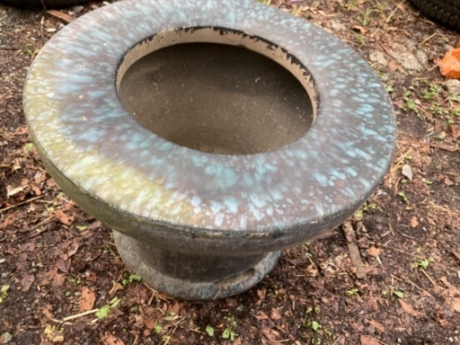 　火鉢　　ひばち　下に空気が入る小さい開閉窓があります。