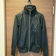 黒のライダースジャケット