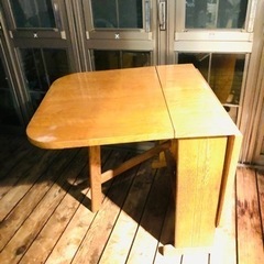 ダイニングテーブル片側のみだと75×81(伸ばすと135)×高さ70cm椅子は付きません。の画像