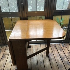 ダイニングテーブル片側のみだと75×81(伸ばすと135)×高さ70cm椅子は付きません。の画像