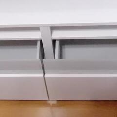 白いテレビボードの画像