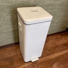 【譲り先決定】ゴミ箱　ホワイトスクエアの画像