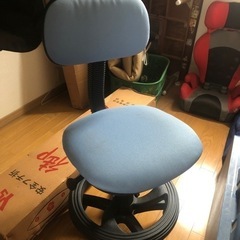 キレイな青い学習机用イス