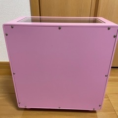 ピンクガラス棚ショーケースの画像