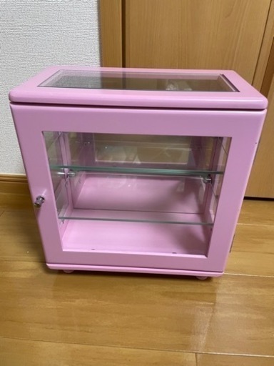 ピンクガラス棚ショーケース
