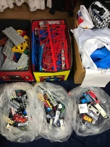 賢くなる　家でたくさんレールを敷いて走らせよう　プラレール　特にたくさんレールや駅、付属物あるよ